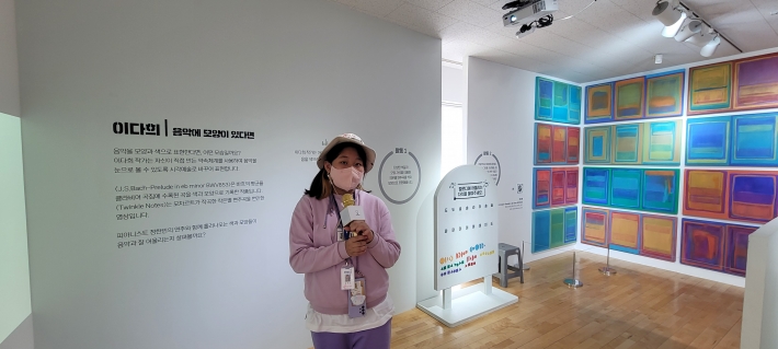 이다희 작가의 작품 앞에서 취재중인 홍지윤기자