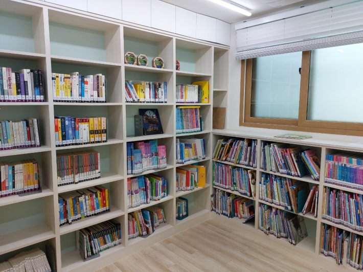 작은 방 도서실 모습. 이 도서관엔 세 곳의 방에 장서가 총5천 권이다.