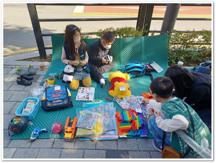 유치원, 초등학생들이 앉아서 물건을 팔고 있다. 대부분 장난감, 학용품 등으로 가격이 100원, 200원이다. 1,000원을 넘는 물건은 드물다.
