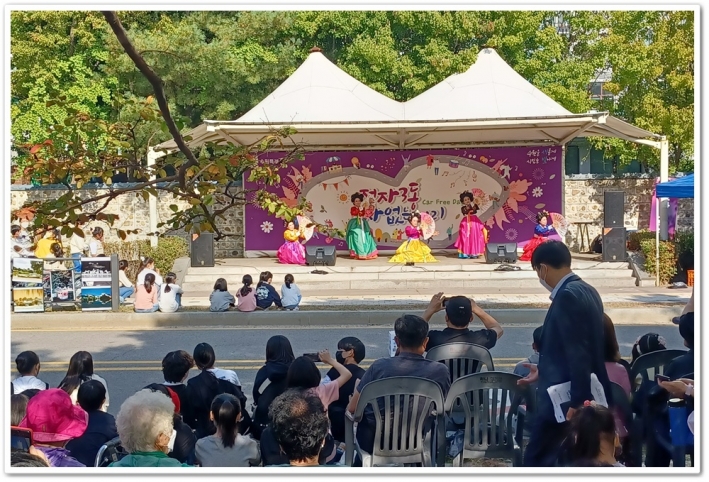 정자3동복지센터에서 교육받은 고운나래무용단이 한국무용 부채춤을 흥겹게 추고 있다.