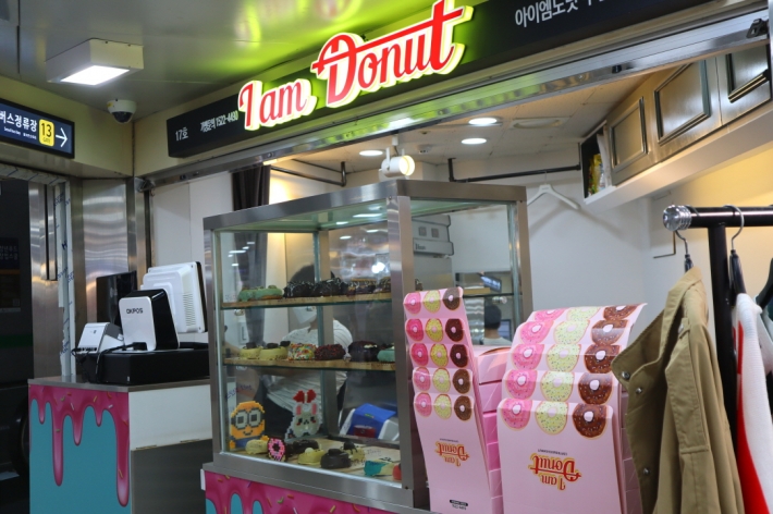 도넛, 주먹밥, 국수 코너는 가까이 있어 다양하게 즐길 수 있다.