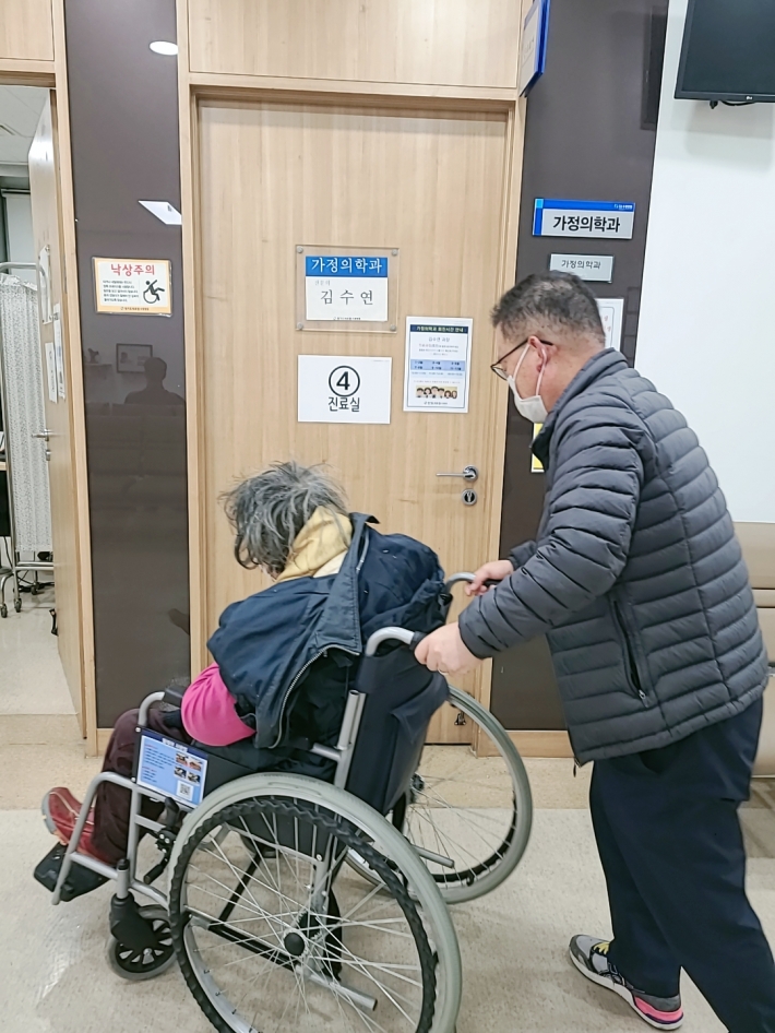 행궁동행정복지센터 맞춤형복지팀에서 독거노인어르신을 모시고 병원을 방문하고 있다. 