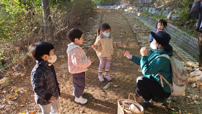 자연에서 새로운 놀잇감을 찾는 아이를 발견하게 되는 경이로운 순간을 맞주한다