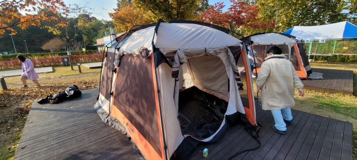 완성되어가는 텐트의 모습