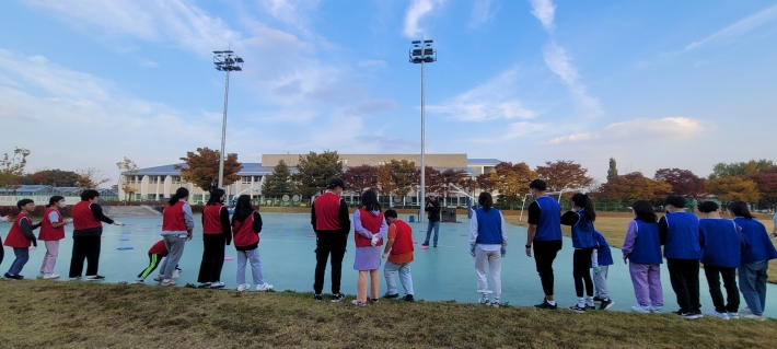 가족체육활동을 위해 모여있는 가족들