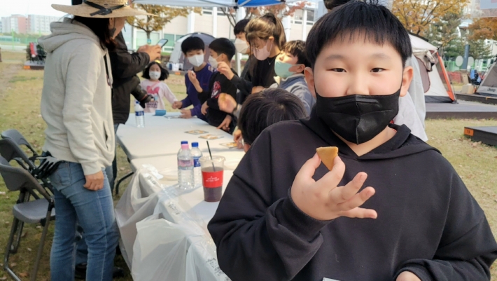 달고나게임을 즐겁게 하고 있는 어린이들