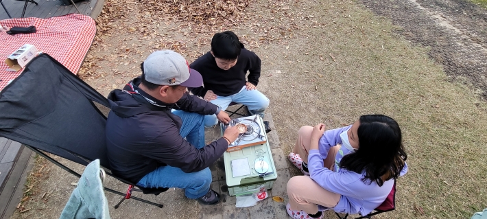 아이들의 달고나만들기를 친절하게 도와주는 수원유스호스텔 활동운영팀 신준범 대리