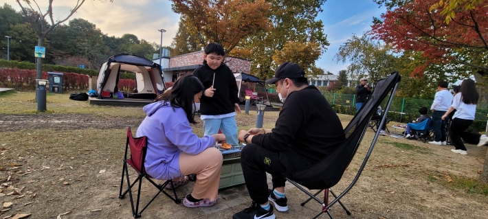 가족들이 모두 함께하는 달고나만들기 시간