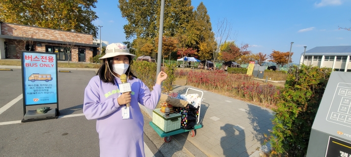 캠핑장 입구의 홍지윤 기자 