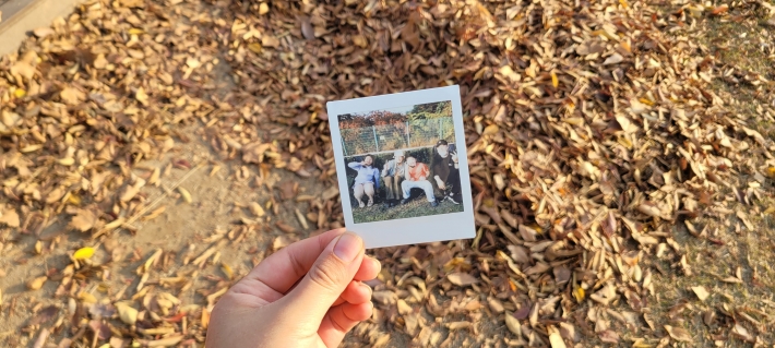 가족소개 시간에 기념으로 찍어준 폴라로이드 가족사진