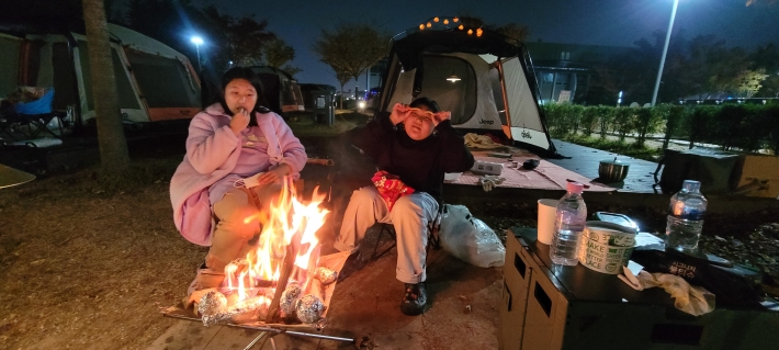 모닥불 앞에서 즐거운 시간을 보내는 가족