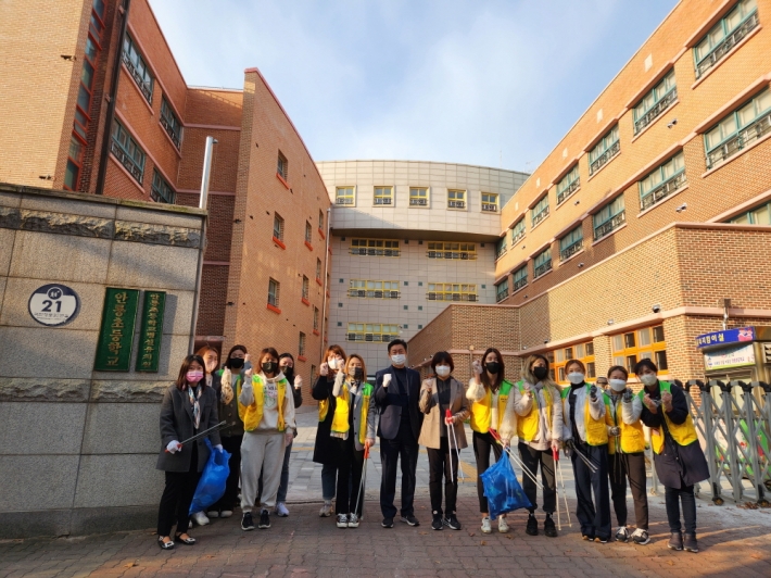 깨끗한 통학로 만들기 캠페인 참여자 모습