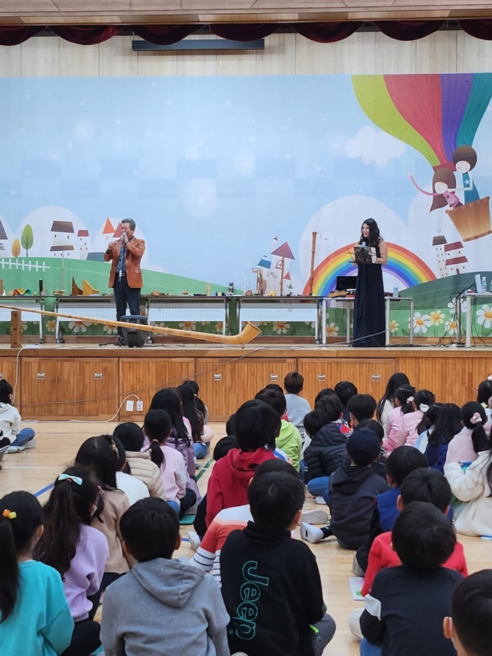 '빛소리 앙상블' 중 우광혁 교수님의 음악 이야기를 듣는 학생들