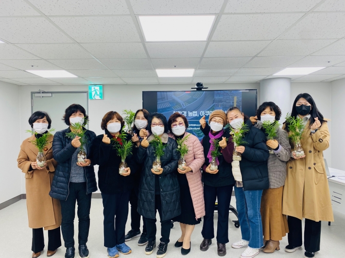 서둔동지역사회보장협의체 및 마을복지계획 수립단 위원이 국립농업박물관에서 아쿠아포닉스 체험을 하는 모습