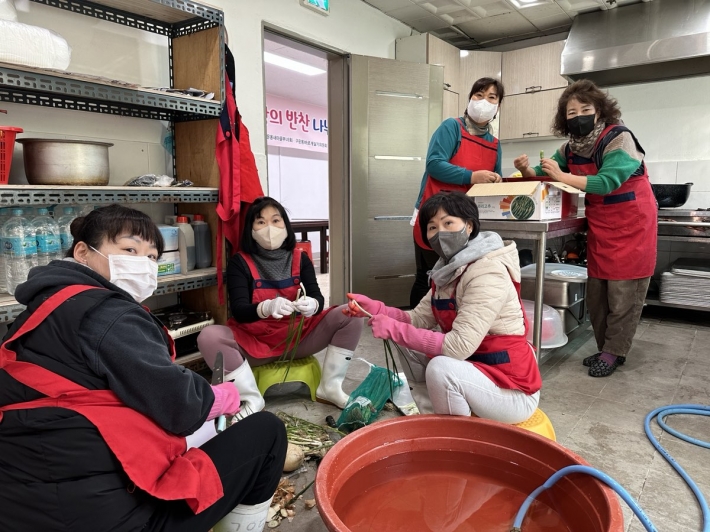 구운동 바르게살기운동위원회가 '사랑의 반찬 나누기' 봉사를 하고 있다.