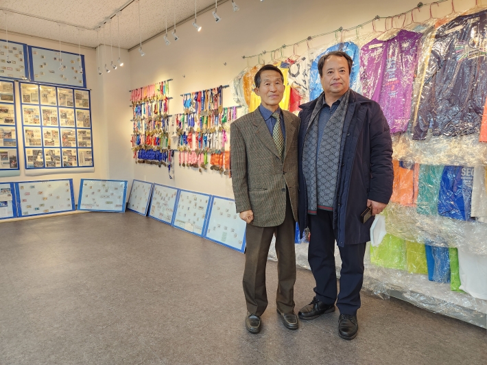 장안구민회관 1층 노송갤러리에서 열리는 우표전시회, 이문연씨(왼쪽)와 윤의영씨