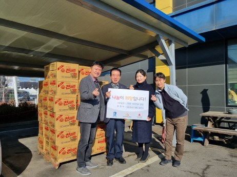 (주)나누리 관계자가 서둔동에 라면을 전달하고 있다.