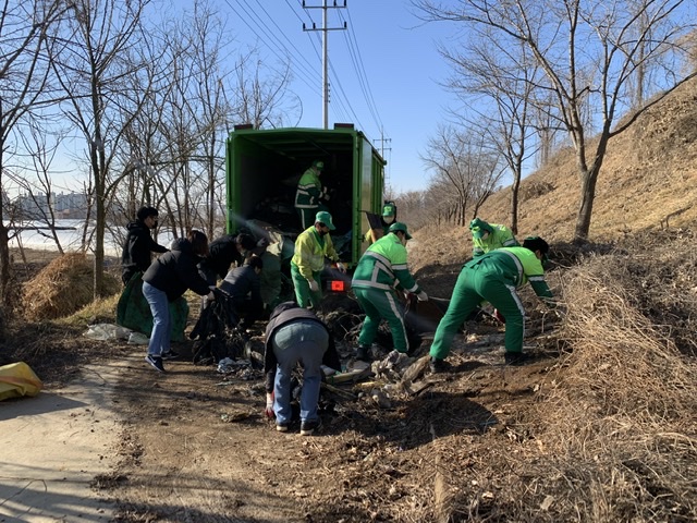 지난 20일 입북동 559일대의 영농폐기물을 권선구 생활안전과, 입북동 행정복지센터 합동으로 대청소하는 모습