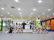 글로벌K태권도 재원생이 모은 라면을 전달하고 있다.