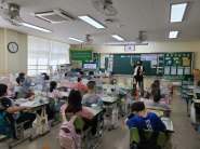 초등학생들이 ‘2022년 찾아가는 건강먹거리 수업’을 듣고 있다.