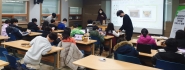 어린이들이 ‘디지털새싹 소프트웨어*인공지능(SW*AI) 교육캠프’에 참여하고 있다.