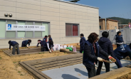 파장동 통장협의회와 함께 행정복지센터 옥상 텃밭을 정비하고 있다.