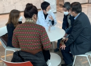 김OO씨(오른쪽 2번째)가 상담을 하고 있다.