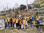 연무동 수원시장기요양시설협회 봉사자들이 봄맞이 마을 대청소에 나섰다