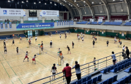 만석공원 배드민턴전용경기장에서 대회 참가선수들이 경기를 하고 있다.