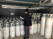 한국가스안전공사 직원이 가스 판매업소 현장 안전점검을 하고있다.