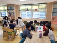 도서관 부루마블을 즐기는 학생들