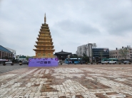 5월 27일 불기 2567년 부처님오신날을 맞이해 화성행궁 앞 광장에 세워진 익산 미륵사지 석탑 모형