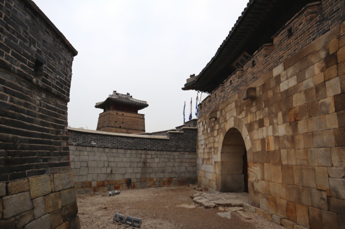 화서문 바로 옆, 북치 위에 자리하고 있는 '서북공심돈'