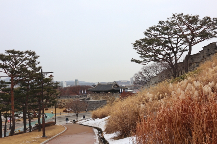 서장대에 오르는 길, 화서공원에서 내려다 본 화서문 전경!