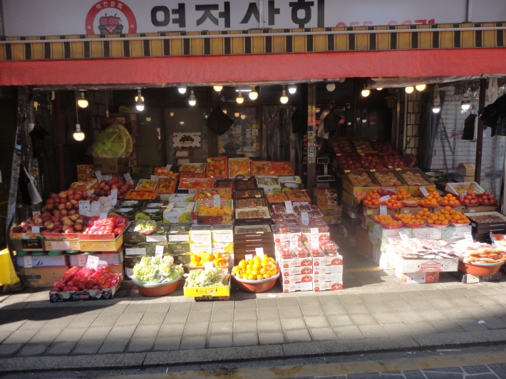 대목장인데도 손님은 없고 과일들만 가게를 지키고 있다