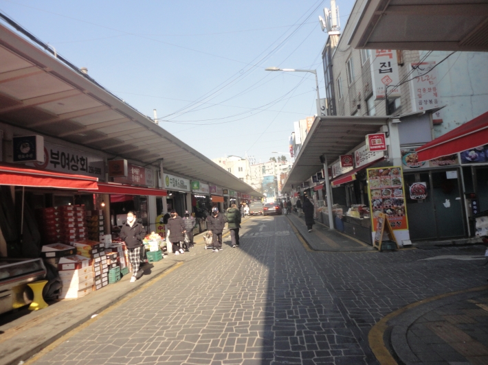 장꾼들로 북새통을 떨어야 할 설명절 대목장이 한산하기만하다