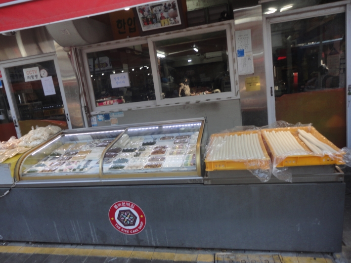 오색 물들인 떡과 가래떡이 손님 오기를 기다리고 있다