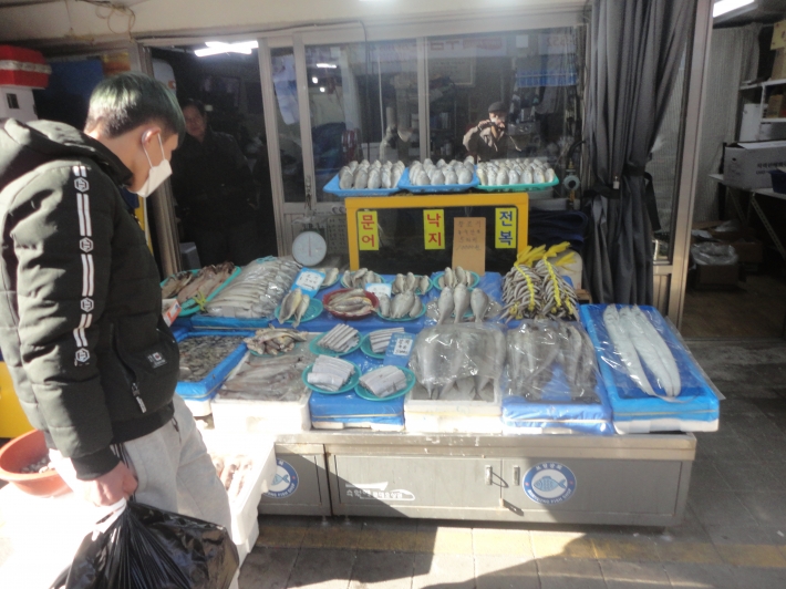 못처럼 손님을만난 생선들이 누가 팔려 나갈까 눈치를 살피는 것 같다  