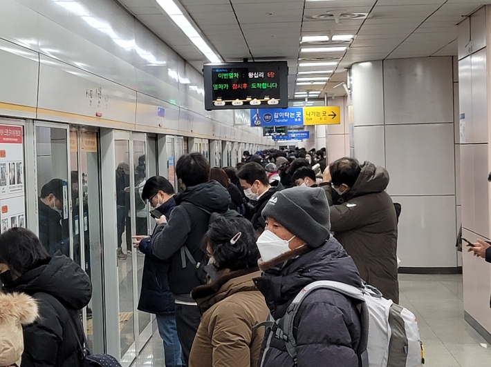 지하철을 기다리는 시민들 마스크 벗지 않았다.  