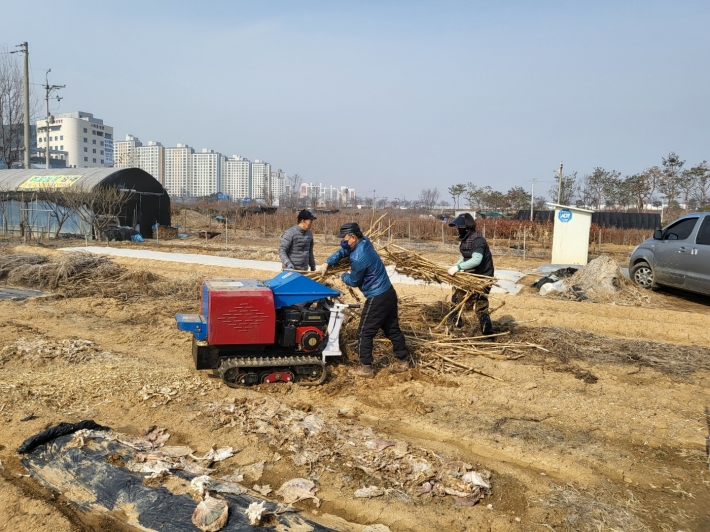농가에서 파쇄기를 무상대여하여 사용 중인 현장