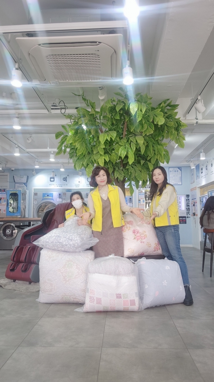 호매실동 지역사회보장협의체는 저소득 홀몸어르신 및 장애인 등 5가구에 이불 빨래서비스를 제공했다.