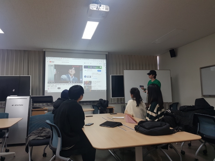 심정욱 멘토는 한국 드라마를 활용하여 한국어의 다양한 표현과 역사, 한국 전통 놀이를 유학생들에게 가르친다.