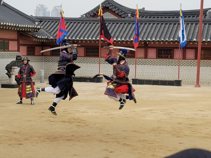 하늘로 높이 날아 상대를 제압한 무예24기 단원들  