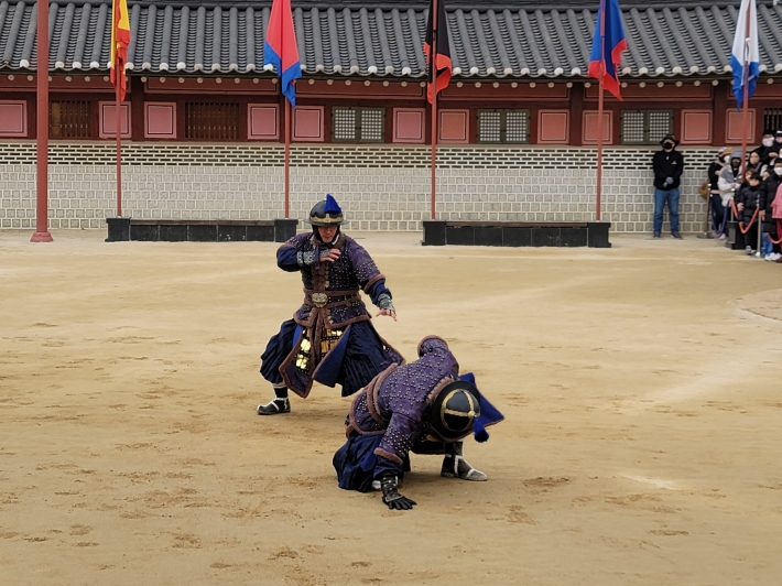 칼과 창이 아닌 맨손으로 적을 제압 '권법시범'  