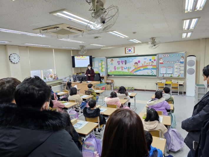 1학년 교실의 학부모가 참관한 첫 교육 모습