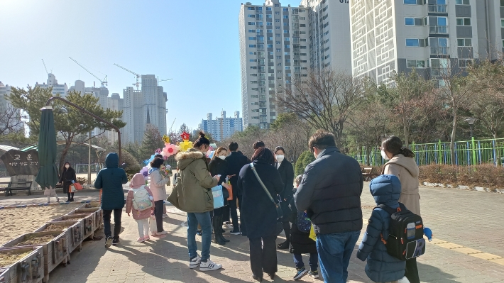 포토존에서 사진을 찍기 위해 기다리는 학부모들 모습