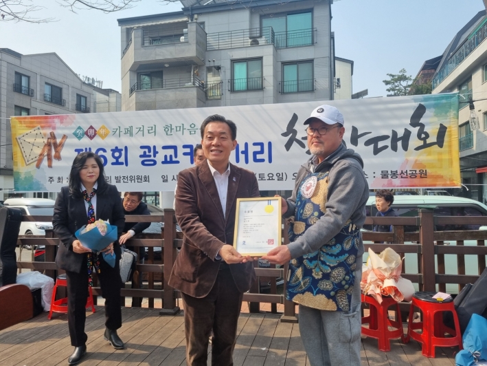 이재준 수원특례시장이 김시훈 부회장에게 표창장을수여하고 있다. 