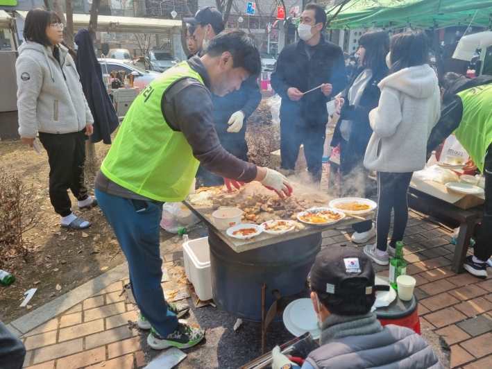 먹거리도 풍부하여 축제는 더 즐겁다