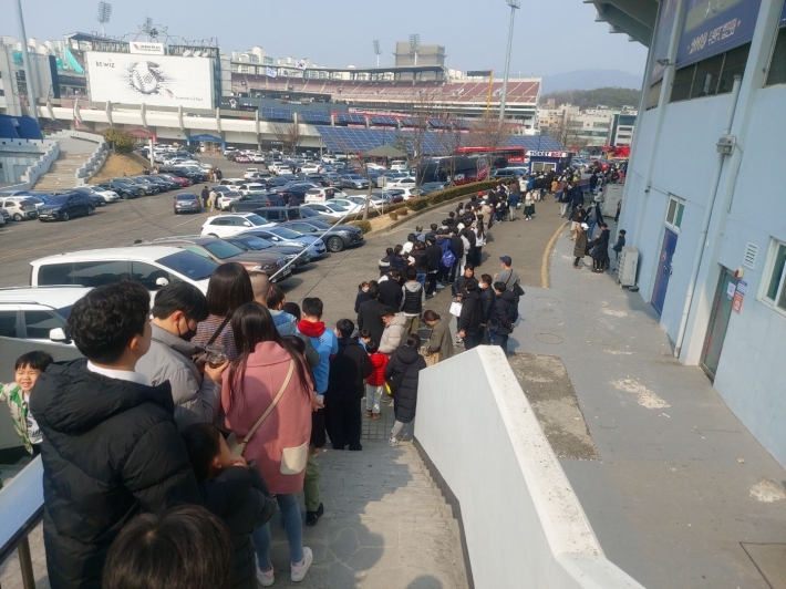 홈개막전을 찾은 시민들이 입장하기 위해 줄을 길게 늘어섰다.