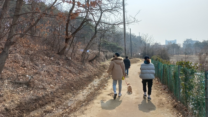 밤밭청개구리공원 둘레길에서 산책하는 사람들